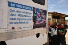 De hommes attendent devant un centre moblie de vaccination dans une rue de Mount Hagen en Papouasie-Nouvelle-Guinée, le 22 novembre 2018