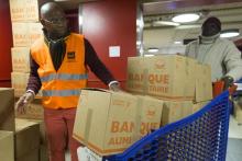 Des bénévoles de la "Banque alimentaire" organisent l'envoi des paquets à Paris, le 25 novembre 2018