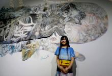 L'artiste japonaise Maki Ohkojima devant sa fresque "l'Oeil de la baleine" à l'Aquarium du Trocadéro, le 5 décembre 2018 à Paris