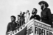 Fidel Castro, entouré de Che Guevara et Camilo Cienfuegos, le 8 janvier 1959 à La Havane