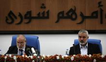Une photo prise le 2 septembre 2012 montrant le chef du Hamas Ismaïl Haniyeh (à droite) alors chef du gouvernement participant à une réunion du Conseil législatif palestinien (Parlement) dans la ville