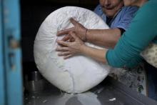 Une femme prépare du halloumi, un fromage chypriote, dans le village d'Astromeritis (Chypre), le 25 février 2015