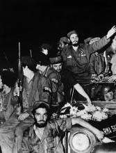 Fidel Castro entouré de guérilleros, le 4 janvier 1959 à Cienfuegos (Cuba)