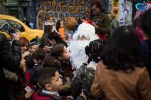 Un enfant maquillé lors d'un goûter de Noël, le 23 décembre 2018 à Marseille, organisé par des assocations pour les centaines de Marseillais évacués par précaution de chez eux depuis l'effondrement de