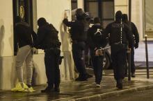 La police interpelle des "gilets jaunes" dans les rues de Paris, le 8 décembre 2018