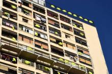 Des gilets jaunes suspendus aux balcons de plusieurs appartements d'un immeuble de Marseille en soutien au mouvement, le 7 décembre 2018
