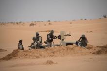 Des soldats mauritaniens montent la garde à un poste de commandement de la force G5 Sahel le 22 novembre 2018 dans le sud-est de la Mauritanie, près de la frontière avec le Mali
