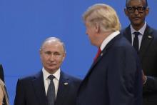 Le président russe Vladimir Poutine (à gauche) adresse un regard à son homologue américain Donald Trump (au premier plan) à Buenos Aires le 30 novembre 2018.