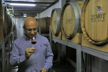 Omar Zumot, viticulteur jordanien, goûte un vin dans son chai Saint George à Zahab, le 5 novembre 2018 en Jordanie