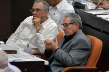 Le président Miguel Diaz-Canel (gauche) et Raul Castro (droite), ex-président (2008-2018) et Raul Castro, premier secrétaire du Parti communiste (PCC, unique), durant le débat précédant vote sur la no
