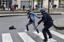 Un lycéen repoussé par un policier à Bordeaux le 3 décembre 2018