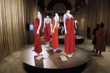 Des robes longues rouges et oranges de 1974, ayant appartenu à la chanteuse et actrice italienne Dalida, sont exposées au palais Galliera en avril 2017 à l'occasion de l'exposition "Dalida, une garde-