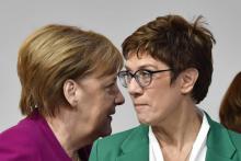 Angela Merkel et son successeur à la tête de la CDU Annegret Kramp-Karrenbauer, lors du congrès du parti à Hambourg, le 8 décembre 2018