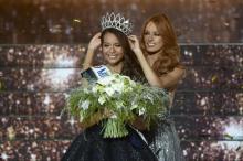 Miss Tahiti Vaimalama Chaves élue Miss France 2019, au côté de Miss France 2018 Maeva Coucke, à Lille le 15 décembre 2018