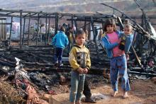 Des enfants syriens devant leur tente calcinée après un incendie dans leur camp de réfugiés à El-Yammouné, dans l'est du Liban, le 3 décembre 2018