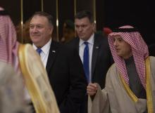 Le secrétaire d'Etat américain Mike Pompeo (D) salue l'ambassadeur émirati aux Etats-Unis, Youssef al Otaiba, lors d'une visite à Abou Dhabi, étape de sa tournée au Moyen-Orient, le 13 janvier 2019