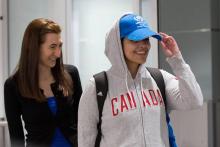 La jeune Saoudienne Rahaf Mohammed al-Qunun (D) à son arrivée à l'aéroport international de Toronto, le 12 janvier 2019