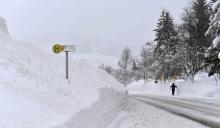 Un arrêt de bus après de fortes chutes de neige dans le village de Filzmoos, en Autriche, le 7 janvier 2019