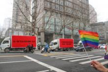 Trois camions affichant des slogans contre les traitements censés "guérir" les orientations sexuelles des gays, le 14 janvier 2019 à Nankin en Chine