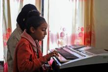 Une petite fille apprend à jouer du piano à l'école Al-Nawras à Taëz, dans le sud-ouest du Yemen, le 23 janvier 2019.