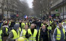 Des gilets jaunes défilent dans les rues de Paris, le 5 janvier 2019