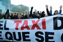 Des chauffeurs de taxi manifestent devant le palais des congrès de Madrid, où se tient le Fitur, l'un des principaux salons du tourisme dans le monde.