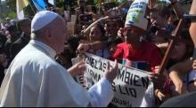 Image tirée d'une vidéo de l'AFPTV du pape François parlant avec une femme âgée, le 25 janvier 2019 à Panama