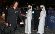 L'attaquant parisien Edinson Cavani est accueilli par les fans du PSG à l'arrivée de la délégation du club à Doha pour un mini-stage hivernal, le 13 janvier 2019 au Qatar