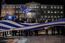 Des milliers de personnes manifestent le 24 janvier 2019 à Athènes près du parlement contre le nouveau nom de "Macédoine du Nord" d'un pays voisin.