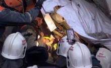 Photo fournie le 1er janvier 2019 par le ministère russe des Situations d'urgence, montrant le bébé retrouvé vivant sous les décombres d'un immeuble touché par une explosion de gaz à Magnitogorsk, dan