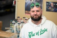 Gene Grozovskiy, le fondateur de Green Tours, photographié le 24 janvier 2019, une société qui emmène les visiteurs dans les coulisses de l'industrie du cannabis, à Los Angeles, en Californie