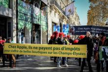 Des militants d'Attac dénoncent les stratégies d'évitement de l'impôt par les multinationales, le 18 novembre 2017 sur les Champs-Elysées à Paris
