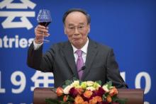 Le vice-président chinois lève son verre en l'honneur du 40e anniversaire de l'établissement de relations diplomatiques entre la Chine et les Etats-Unis, le 10 janvier 2019 à Pékin