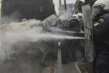 La police grecque fait usage de gaz lacrymogène pour disperser une manifestation d'étudiants et d'enseignants le 14 janvier 2019 à Athènes.