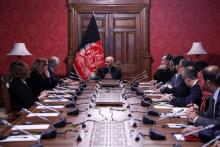 Le président afghan Ashraf Ghani (c) et le représentant spécial des États-Unis pour la réconciliation en Afghanistan Zalmay Khalilzad (g), lors d'une rencontre au palais présidentiel à Kaboul, le 27 j