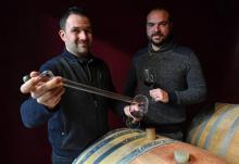 Benjamin Coulet (g) et Valentin Goeminne, viticulteurs associés, posent dans leur cellier à Saint-Jean-de-Buèges, dans l'Hérault, le 15 janvier 2019