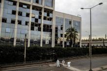 La police enquête après l'explosion d'une bombe devant le siège de la télévision Skai dans la banlieue d'Athènes le 17 décembre 2018