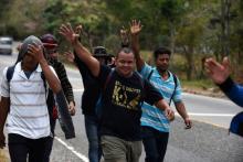 Des migrants honduriens en route vers les Etats-Unis, après avoir trouvé un accord avec la police guatémaltèque à Agua Caliente (Guatemala) le 16 janvier 2019