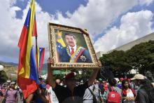 Des Vénézuéliens antichavistes manifestent devant l'ambassade de leur pays le 10 janvier 2019 à Lima, la capitale du Pérou