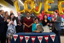 La maire de Washington, Muriel Bowser, signe la loi d'urgence "LOVE" autorisant les fonctionnaires de la capitale à régulariser les unions à la place du bureau des mariages, fermé en raison du shutdow