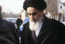 Khomeiny en janvier 1979 à Neauphle-le-Château (banlieue parisienne) où il est en exil