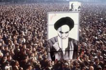 Une manifestation à Téhéran le 1er janvier 1979 contre le chah d'Iran. Les protestataires brandissent un portrait de l'ayatollah Khomeiny