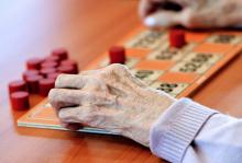 Une personne âgée jouant au bingo dans un Ehpad à Lens, dans le nord de la France le 4 décembre 2013