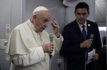 Le pape François parle aux journalistes à bord de l'avion le ramenant du Panama, le 27 janvier 2019