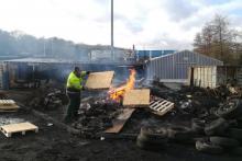 Un employé d'Arjowiggins Security brûle des palettes à Jouy-sur-Morin le 28 janvier 2019