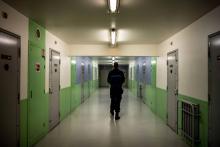 Un surveillant pénitentiaire marche dans les couloirs de la prison de Bourg-en-Bresse, le 27 novembre 2018
