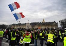 Des Gilets jaunes devant les Invalides à Paris le 19 janvier 2019