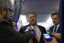 Le chef de la diplomatie américaine Mike Pompeo parle à la presse dans un avion qui l'emmène au Moyen-Orient le 7 janvier 2019