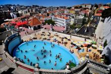 La piscine Torel sur une toit à Lisbonne, le 3 août 2017