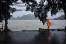 Un homme monte la garde, le 4 janvier 2019, sur un quai vide dans la région de Surat Thani, dans le sud de la Thaïlande, où tous les transports sont immobilisés avant l'arrivée de la tempête tropicale